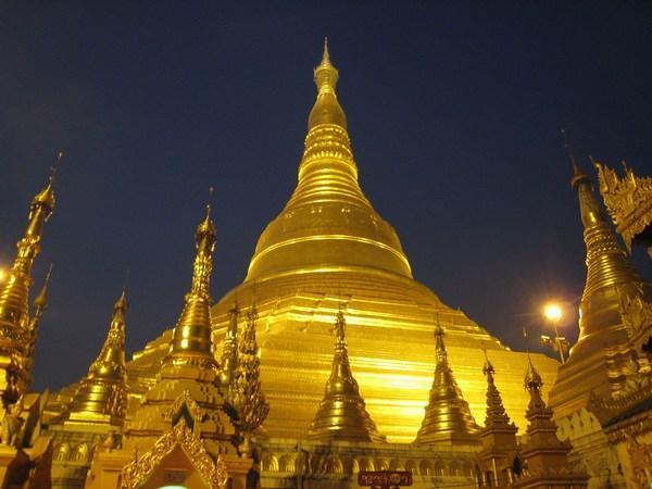 Shwedagon Paya at dusk (Yangon)