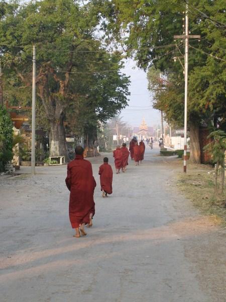 Monks in Naungshwe