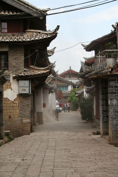 Sweepin' Lijiang streets