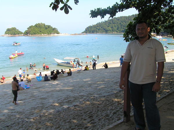 The crowds and Giam Island