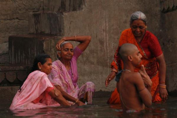bathing ritual in the Ganges