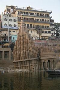 the sinking temple in the Ganges