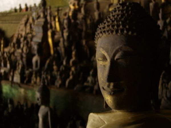 old and broken Buddha statues