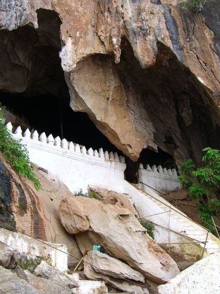 entrance to Pak Ou cave