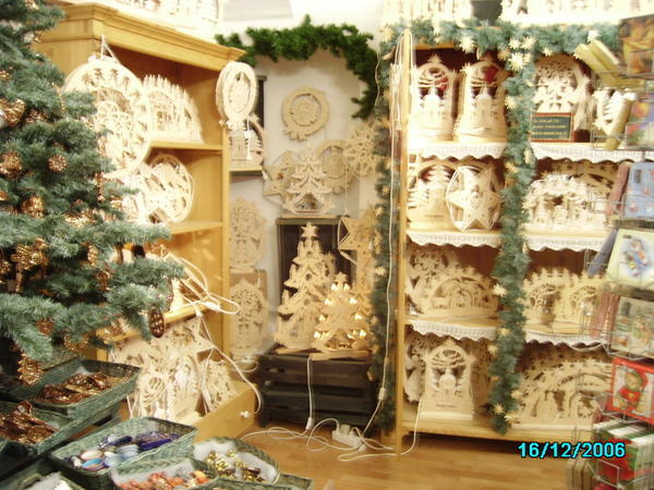 Christmas Store in Getreidegasse