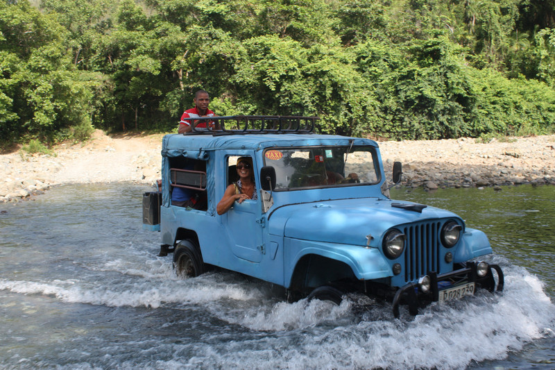 Jeep Crossing Rio Miel