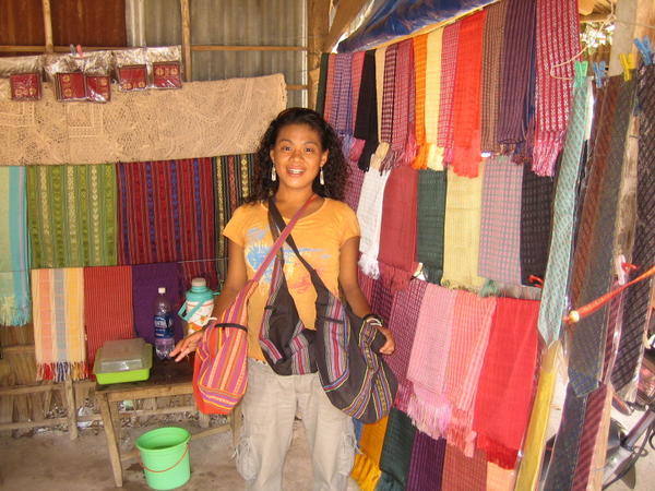 Choosing handicrafts in Lang Dinh An