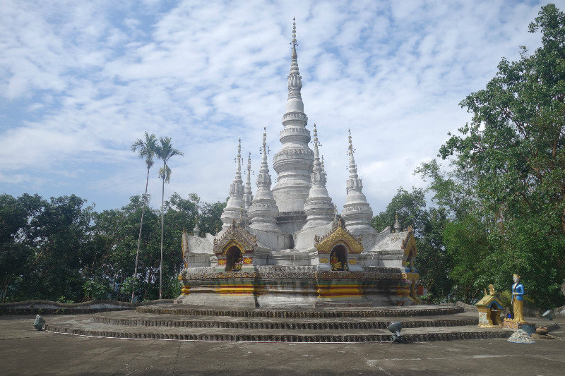 Bílá pagoda v Menglong zvaná "Bambusové výhonky"