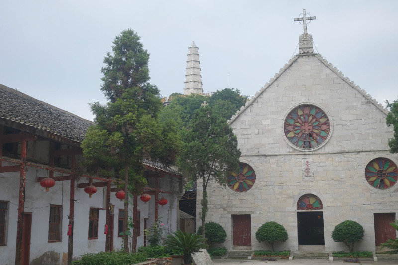 Zavřená pagoda a otevřený kostel v centru Anshunu