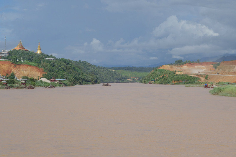 Hraniční řeka – vlevo Čína, vpravo Barma