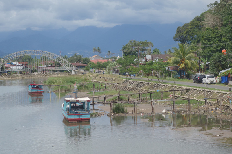 Lodě u ústí řeky Batang Arau