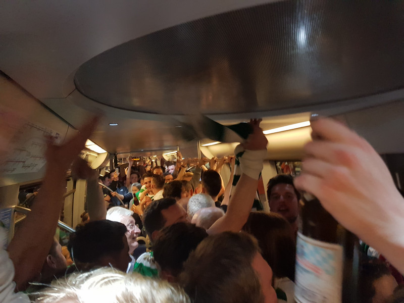 In der vollen U-Bahn mit vielen feiernden Celtic Fans.