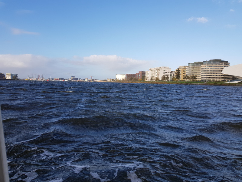 Eine Bootsfahrt durch Amsterdam.