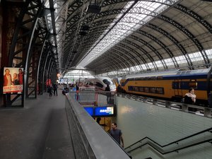 Der ICE wird bereit gestellt in Amsterdam Centraal.
