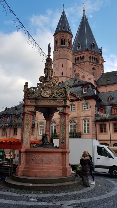 Der Marktbrunnen und der Mainzer Dom.