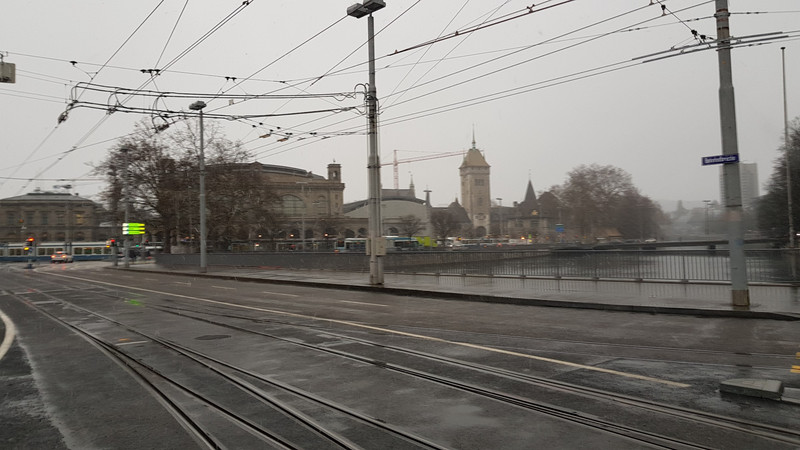 Am Morgen noch leichter Schneefall in Zürich.