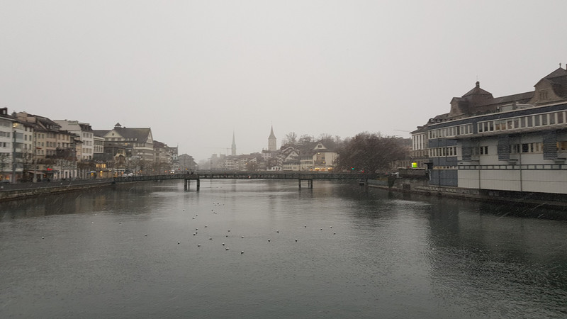 Am Morgen noch leichter Schneefall in Zürich.