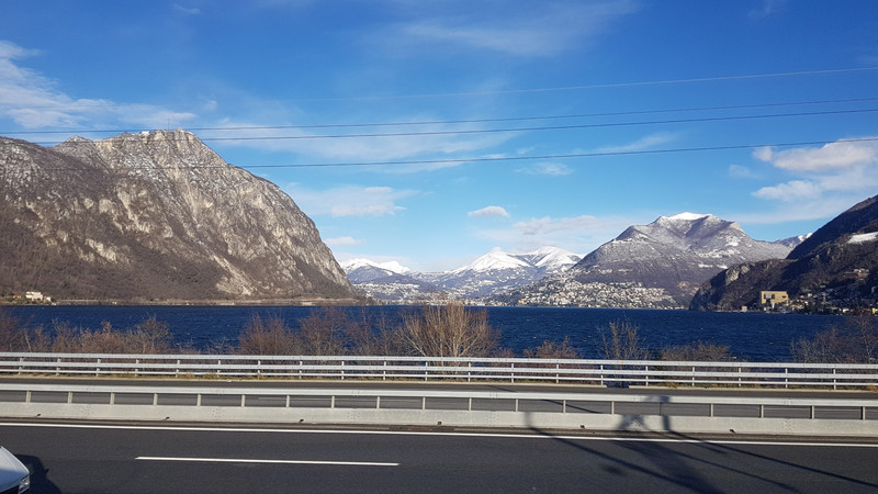 In der Nähe von Lugano durch die sonnigen Alpen.