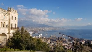 Blick vom Certosa e Museo di San Martino auf die Stadt Neapel und den Vesuv.