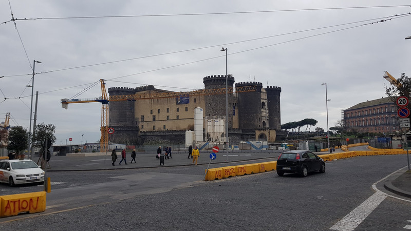 Castel Nuovo am Hafen von Neapel.