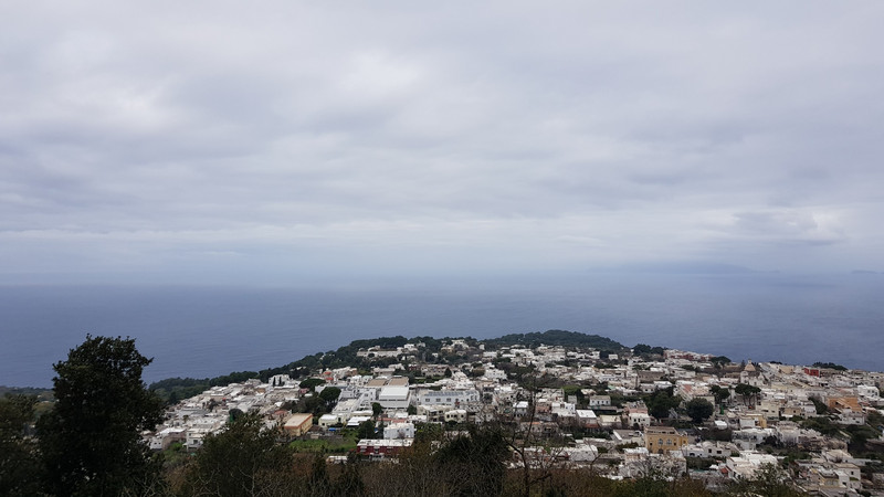 Blick von der Seilbahn auf die Bucht von Neapel.