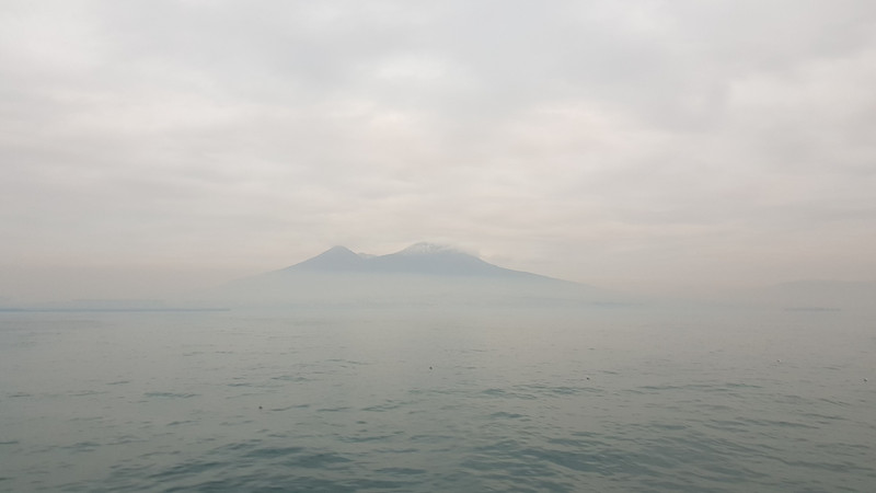 Der Vesuv von See her gesehen.