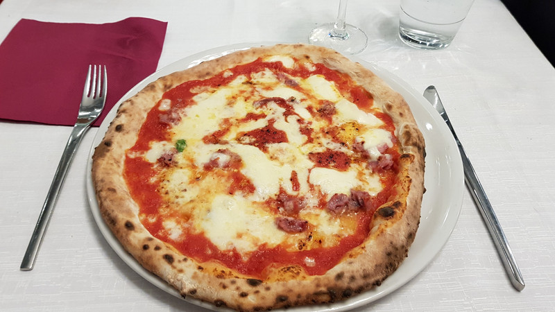 Die Hauptspeise - meine erste original neapolitaner Pizza.