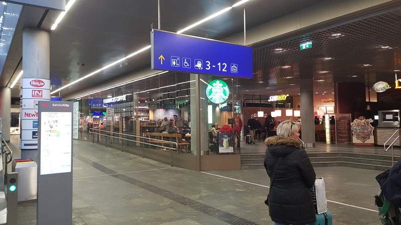 Ein schönes und modernes Starbucks am Wiener Hauptbahnhof in dem es anscheinend nicht mehr selbstverständlich ist, dass ein Mocca Frappuccino Koffein enthält.