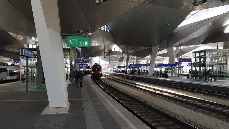Der schöne und moderne Wiener Hauptbahnhof.