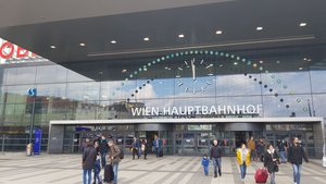 Der schöne und moderne Wiener Hauptbahnhof.