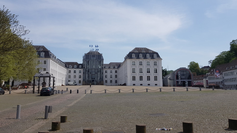 Das Saarbrücker Schloss und der Schlossplatz.