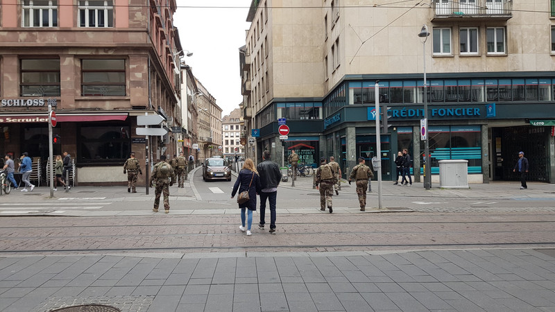 Armeepatrouille in der Altstadt von Straßburg.