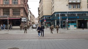 Armeepatrouille in der Altstadt von Straßburg.
