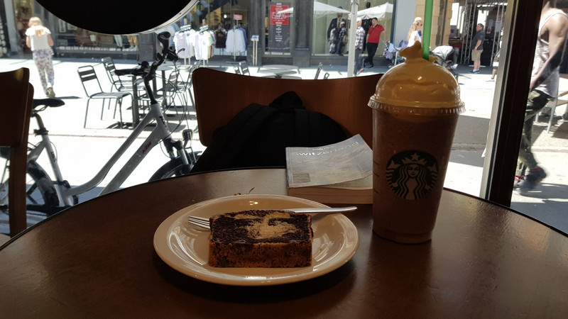 Keffeepause im Starbucks in der Fussgängerzone.