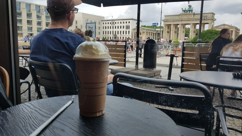 Im Starbucks am Brandenburger Tor.