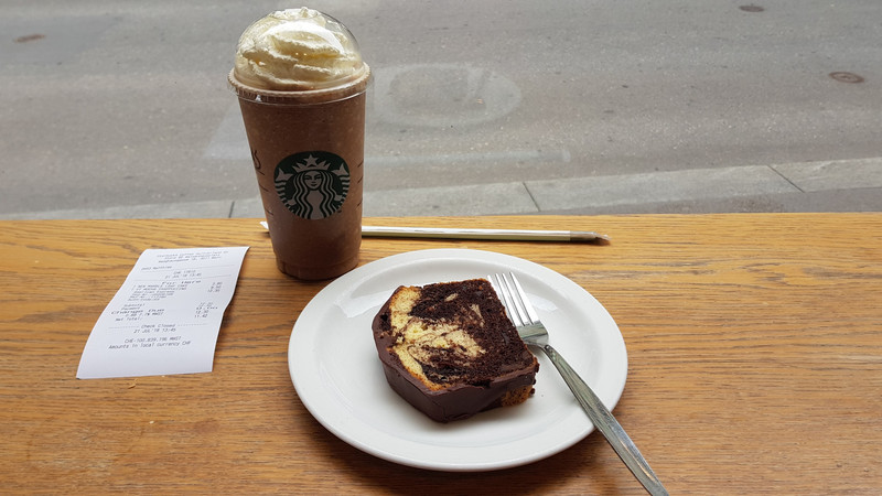 Kaffeepause im Starbucks am Bärenplatz.