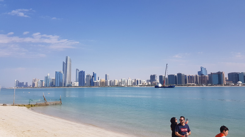 Blick auf die Corniche von Abu Dhabi.