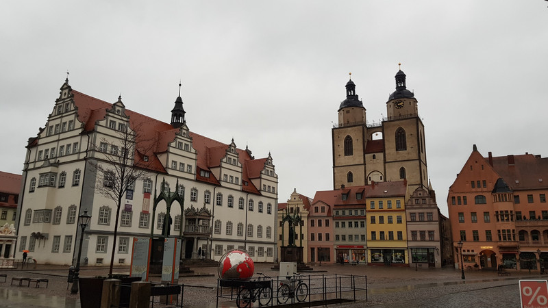 Marktplatz mit Rathaus und Stadtkirche.
