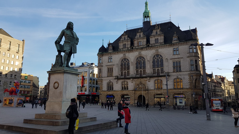 Händel Denkmal und Stadthaus.