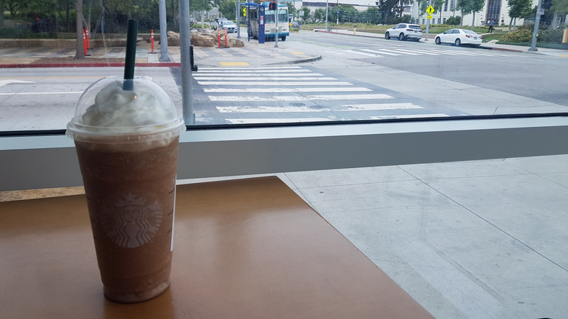 Kaffeepause in Santa Monica mit einem Papp-Strohhalm.