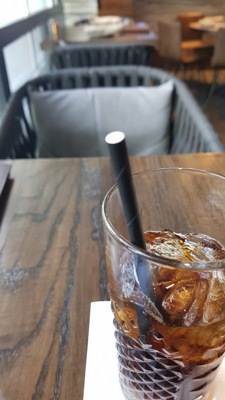 Die Cola im Restaurant kam wieder mit einem Papp-Strohhalm.