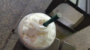 Frappuccino mit Papp-Trinkhalm.