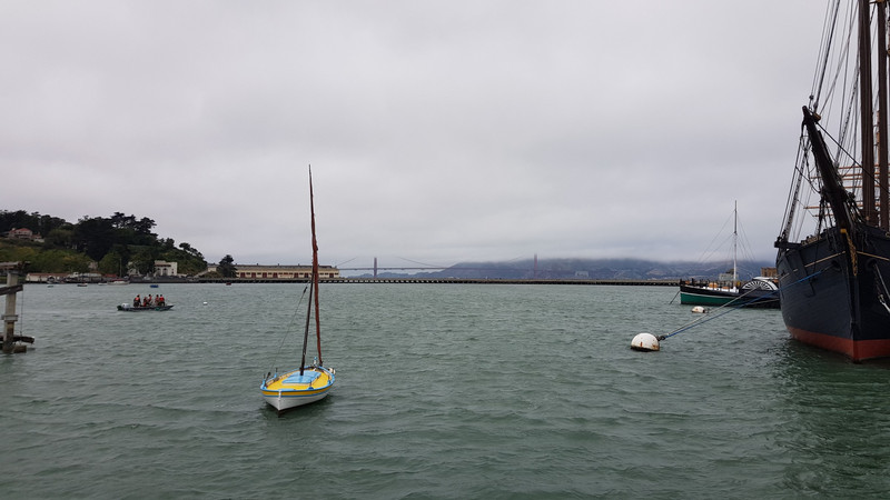 Die Golden Gate Bridge im Hintergrund.