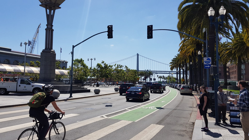 Vor dem Ferry Building.