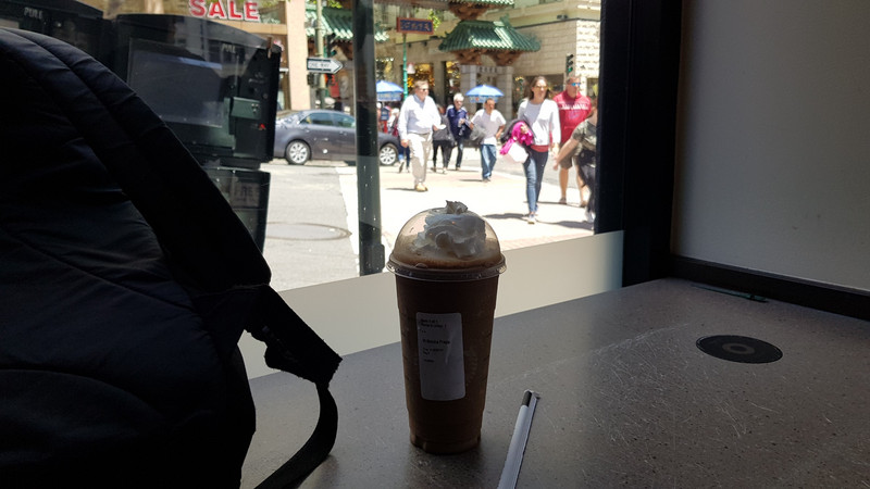 Frappuccino vor Chinatown.