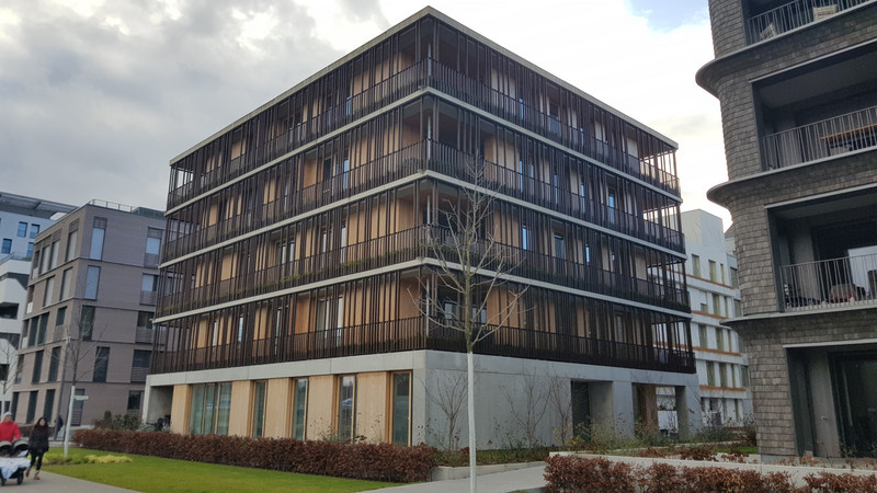 Moderne Gebäude am Rand der Bundesgartenschau.