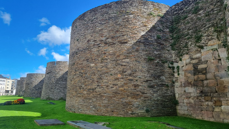 In Lugo mit seinen römischen Mauern.