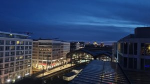 Blick von meinem Hotel auf den Bahnhof Friedrichstraße und den Reichstag.