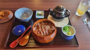 Mein japanisches Steak mit Suppe (unter dem Fleisch war Reis).
