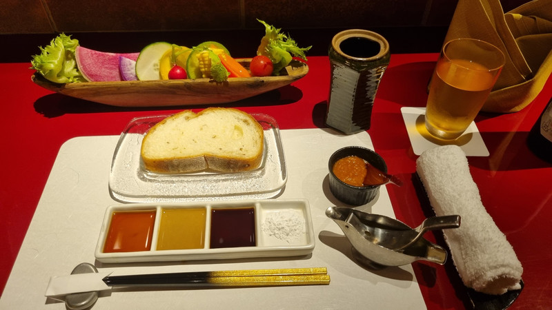 Besuch eines Kushiage Restaurants, in dem es frittierte Spießchen gibt.